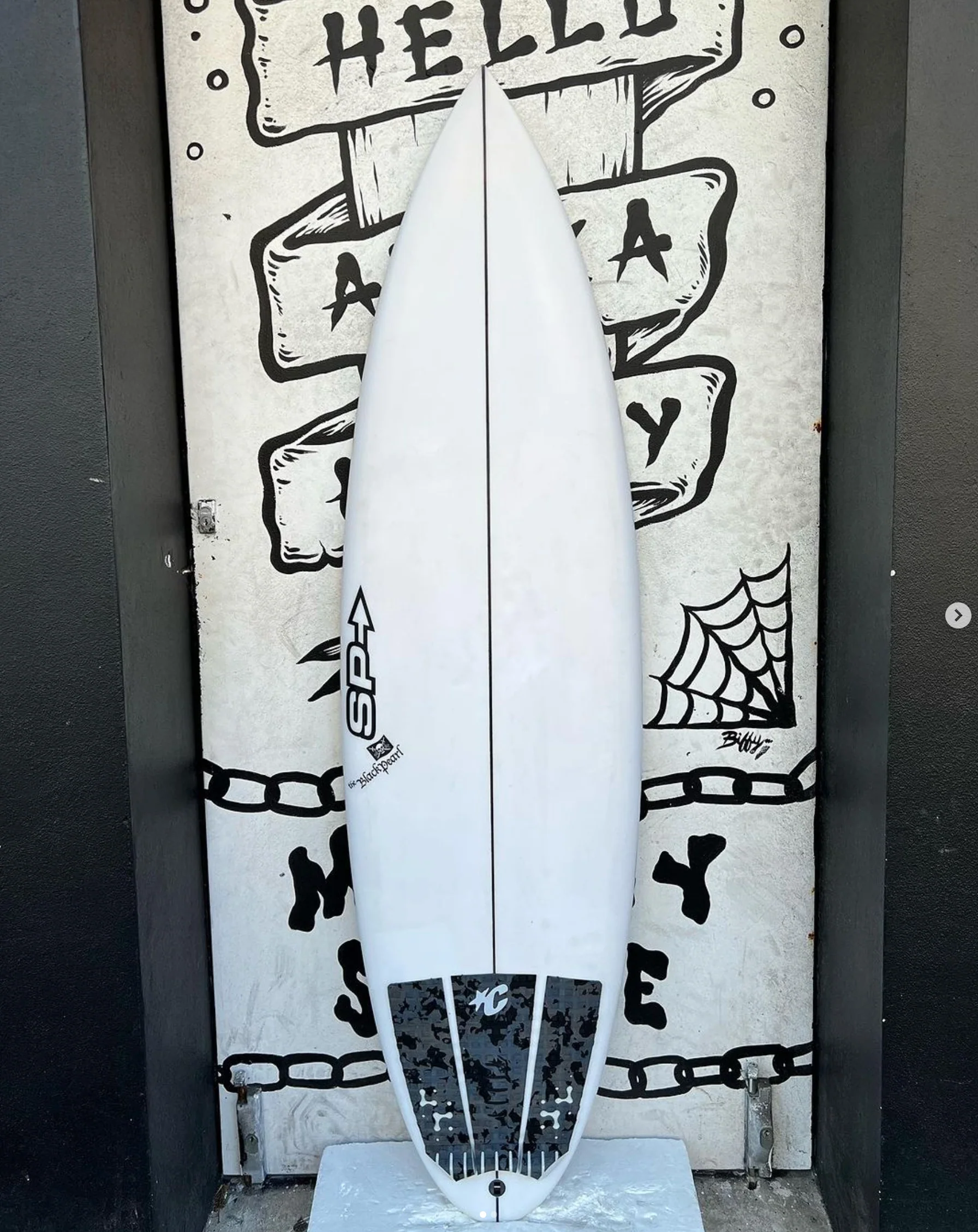 USED - 5'8 1/2 BLACK PEARL (26.6L)